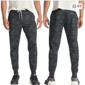 Vuori Men's Black Camo Joggers